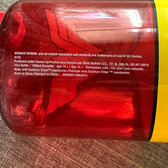 Wonder Woman water bottle - Picture 3 of 5